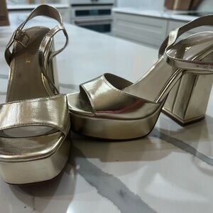 Kenneth Cole New York Dolly Platform Sandal in Metallic Gold Finish. (Size 8)